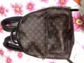 有一女士双肩背包出售