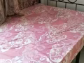 淡滨尼地铁站对面有大隔间，小储藏间，女床位出租，靠近地铁站，巴士总站，水电网全包