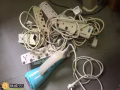 手裡有兩個電子稱和一些電插排處理