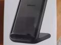一個Galaxy Buds Live 黑色耳機和一個無線充電charger