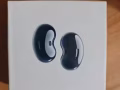 一個Galaxy Buds Live 黑色耳機和一個無線充電charger