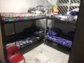 5 套二手金属双层床，带胶合板底座，床垫