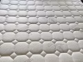 海军部出售一个九九新的双人床垫 质量保证好躺上很舒服的