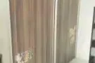 因为要卖房子。 两层铁架床加床板–50 实木家具5件套–280 大衣柜–180