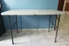 宜家桌子，两个椅子