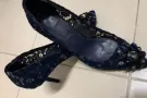 鞋子很新，就穿了几次，喜欢的朋友可以带走，请联系我电话83990061非诚勿扰，