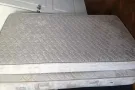 三个单人床垫，一个单人床、一个移动空调低价出售