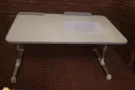 可折叠调节高度和倾斜度的床上电脑桌