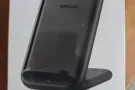 一个Galaxy Buds Live 黑色耳机和一个无线充电charger