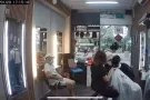 红山聘请一位美发师。
