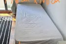 可活动单人床1张，可升降白色电脑桌1张出售。