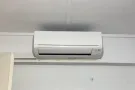 3分钟淡滨尼东地铁站单间或夫妻房本屋地址，有冷气，