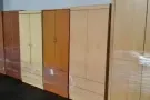 上下铁床、双人床、单人床、衣橱、书桌、洗衣机、冰箱、风扇、煤气灶。沙发送茶几，