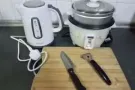 蔡厝港地铁。九成新以上热水壶，电饭锅，切菜板，刀，削皮刀。打包出售！机会不多！