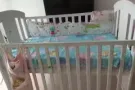 婴儿床，低价出售，有两个床垫