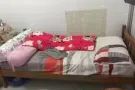 实木单人床和移动空调