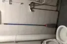 步行八分钟到湖畔地铁站大牌351有男搭房。夫妻房。