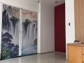 實龍崗地鐵站商場5分鐘，巴士站就在門口，半獨立洋房，普通房出租一個人1200，空調家具齊全，水電費有自己的電錶，每個禮拜