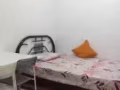 武吉巴督近山景私人排屋，现有单间、夫妻房出租。有冷气，可大煮。有车位可免费停车。