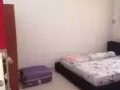 武吉巴督近山景私人排屋，现有单间、夫妻房出租。有冷气，可大煮。有车位可免费停车。