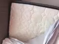 二手床。Queen size 雙人床加床墊，只用了一年